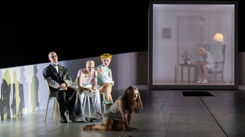 Michael Porter (Tempo), Katharina Magiera (Disinganno), Younji Yi (Piacere) und im Vordergrund Monika Buczkowska-Ward (Bellezza), Statisterie der Oper Frankfurt