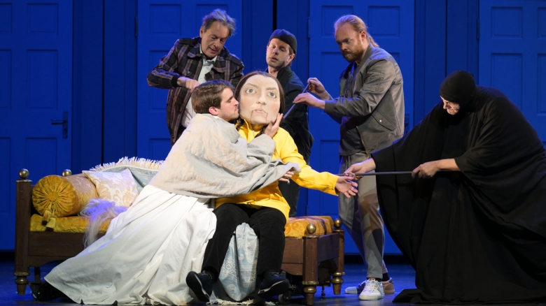 <em>Die Kluge</em>: Mikołaj Trąbka (Der König), Elizabeth Reiter (Die Kluge), Alfred Reiter (Der Kerkermeister), im Hintergrund: Dietrich Volle, Alte Besetzung, Iain MacNeil (Drei Strolche)