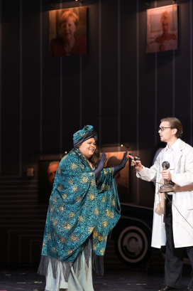  (<em>Der Zar lässt sich fotografieren</em>) Nombulelo Yende (Angèle), Magnus Dietrich (Der Gehilfe)