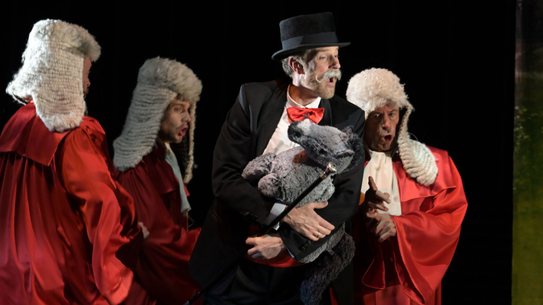 (<em>Die Kluge</em>) Iain MacNeil (Strolch), Sebastian Geyer (Der Mann mit dem Maulesel), Magnus Dietrich (Strolch), Dietrich Volle (Strolch)