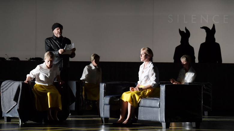Davide Damiani (Gefängniswerter), Gemeinschaft der Schwestern, Maria Bengtsson (Blanche de la Force; rechts auf dem Sofa) 