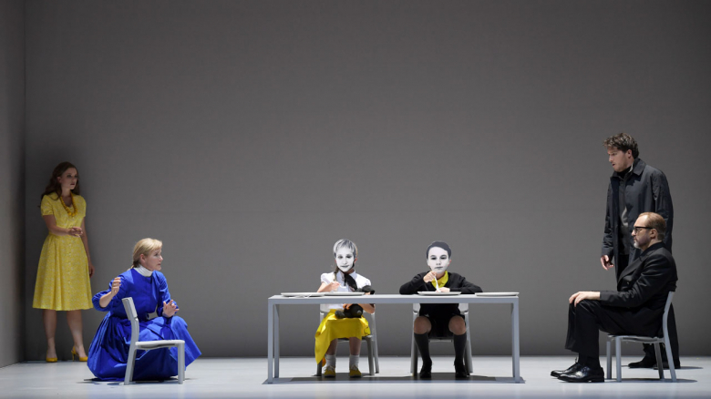 Marleen Jakob (Marquise de la Force), Maria Bengtsson (Blanche de la Force), Statisterie der Oper Frankfurt (am Tisch sitzend), Davide Damiani (Marquis de la Force; rechts sitzend), Jonathan Abernethy (Chevalier de la Force) 