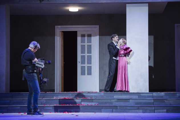 Statist der Oper Frankfurt (Kameramann), Martin Mitterrutzner (Camille), Elizabeth Reiter (Valencienne)