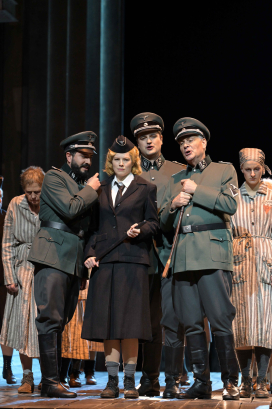 Abraham Bretón Dritter SS-Mann), Katharina Magiera (Lisa); Aleksander Myrling (Erster SS-Mann), Alfred Reiter (Zweiter SS-Mann), Ensemble