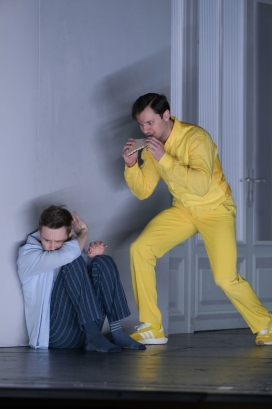 Magnus Dietrich (Tamino) & Danylo Matviienko (Papageno, in yellow)