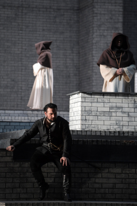 Hovhannes Ayvazyan (Don Carlo), Anthony Robin Schneider (Ein Mönch), Statisteriein foreground)