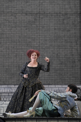 Carmen Topciu (Prinzessin Eboli; stehend), Bianca Andrew (Tebaldo; liegend)