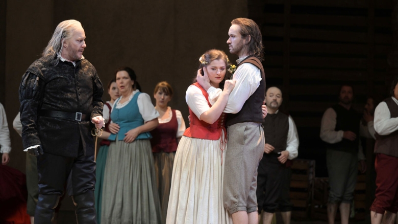 Nicholas Brownlee (Don Giovanni), Kateryna Kasper (Zerlina), Jarrett Porter (Masetto) & Oper Frankfurt's Chorus