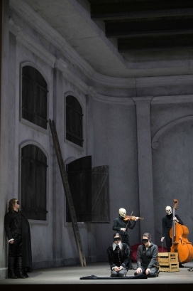 Michael Porter (Don Ottavio), Mojca Bitenc (Donna Anna) & Elissa Huber (Donna Elvira) kneeling & members of the Frankfurt Opern und Museumsorchester