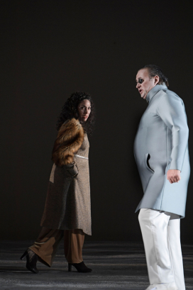 <em>(Der Diktator)</em> Juanita Lascarro (Maria), Vincent Wolfsteiner (Der Offizier)