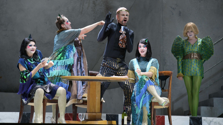 <em>(Das geheime Königreich)</em>Judita Nagyová (Dritte singende Dame), Julia Moorman (Zweite singende Dame), Sebastian Geyer (Der Narr), Angela Vallone (Erste singende Dame), Ambur Braid (Die Königin)