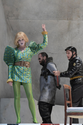 <em>(Das geheime Königreich)</em> Ambur Braid (Die Königin), Peter Marsh (Der Rebell) und Jonathan Abernethy (Ein Wächter)