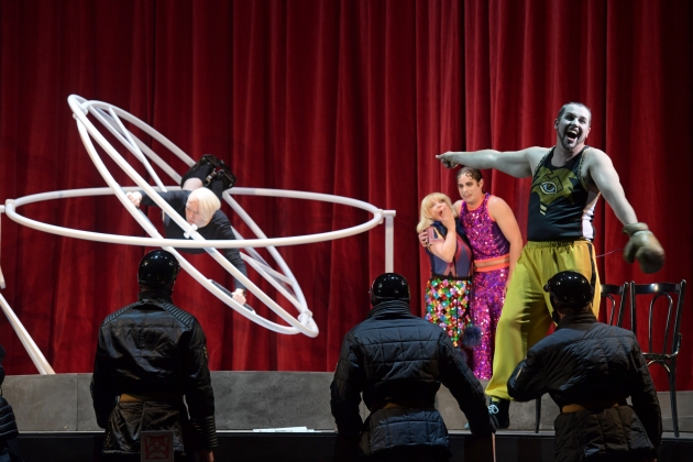(<em>Heavyweight</em>) Davide Damiani (Dictator), Barbara Zechmeister) (Evelyne), Michael Porter (Gaston), Simon Bailey (Adam Ochsenschwanz) & extras