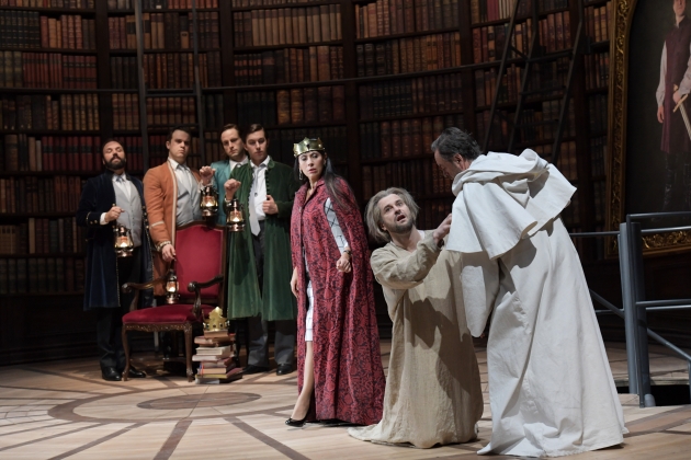 Peter Marsh (Landolfo), Samuel Levine (Bertoldo), Björn Bürger (Arialdo), Frederic Jost (Ordulfo), Juanita Lascarro (Marchesa Matilda Spina), Holger Falk (Enrico; kneeling) & Dietrich Volle (Dottore)