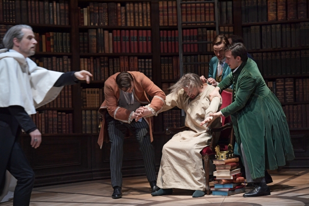 Sebastian Geyer (Barone Tito Belcredi), Samuel Levine (Bertoldo), Holger Falk (Enrico; sitting), Björn Bürger (Arialdo) & Frederic Jost (Ordulfo)