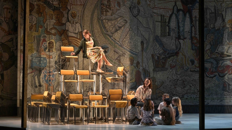 Elizabeth Reiter (Tatiana; oben sitzend), Anna Dowsley (Olga; unten sitzend), Kinderstatisterie der Oper Frankfurt