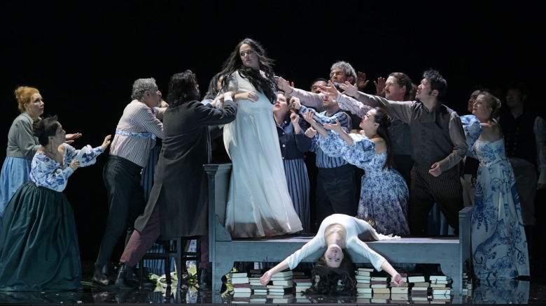 Jessica Pratt (Francesca; stehend, in weißem Kleid), Annalisa Piccolo (Tänzerin; liegend), Chor der Oper Frankfurt