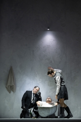 Lawrence Zazzo (Giulio Cesare), Nils Wanderer (Tolomeo; in bath) & Jarrett Porter (Curio)