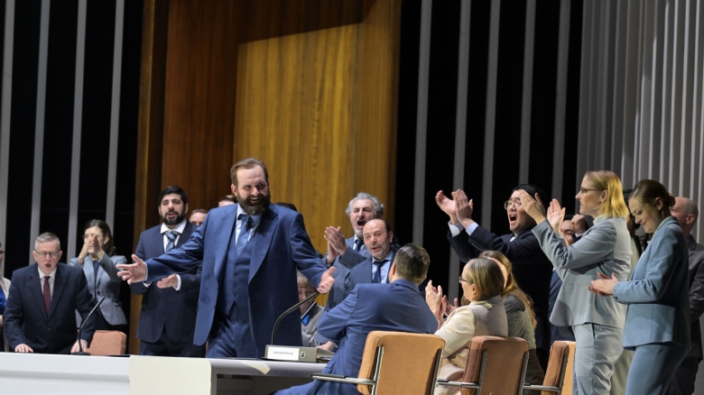 AJ Glueckert (Heurtal; mit Bart), Chor der Oper Frankfurt