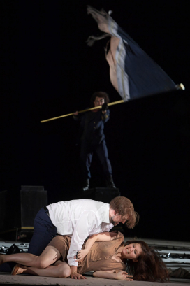 Attilio Glaser (Idomeneo), Florina Ilie (Ilia), Volodymyr Mykhatskyi (Neptun, Hintergrund)
