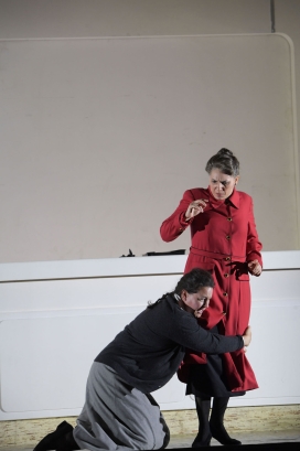  <em>(Suor Angelica)</em> Victória Pitts (La zia principessa, Fürstin), Elza van den Heever (Suor Angelica; kniend)