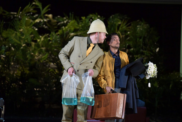 Iain MacNeil (Mann mit Helm), Aaron Blake (Michel)