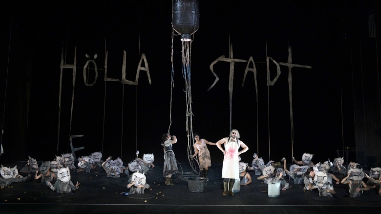Kelsey Lauritano (Die Wirtstochter), Judita Nagyová (Die Stallmagd), Božidar Smiljanić (Der Wirt), Chor der Oper Frankfurt (mit Schweinemasken)