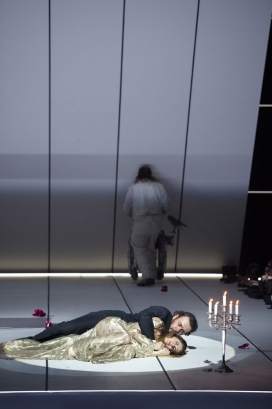 Sydney Mancasola (Roxana), Łukasz Goliński (König Roger), AJ Glueckert (Edrisi; zur Wand gedreht) 
