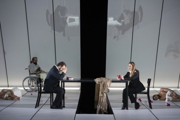 Łukasz Goliński (König Roger), Sydney Mancasola (Roxana), AJ Glueckert (Edrisi; links im Rollstuhl), Statisterie der Oper Frankfurt