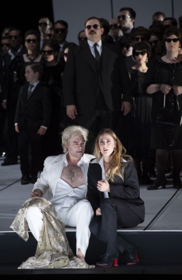 Gerard Schneider (Der Hirte; in weißem Anzug), Sydney Mancasola (Roxana), Ensemble 