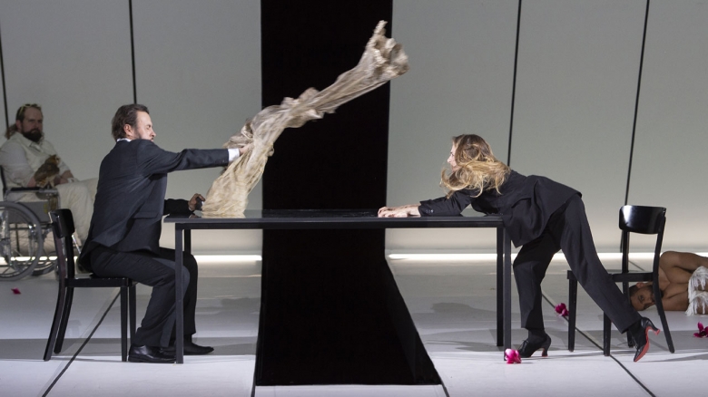  AJ Glueckert (Edrisi; im Rollstuhl), Łukasz Goliński (König Roger), Sydney Mancasola (Roxana), Statisterie der Oper Frankfurt