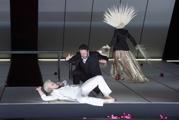 Gerard Schneider (Der Hirte; in weißem Anzug), Łukasz Goliński (König Roger) Sydney Mancasola (Roxana)