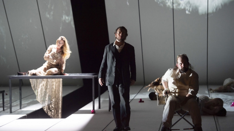 Sydney Mancasola (Roxana), Łukasz Goliński (König Roger), AJ Glueckert (Edrisi), Statisterie der Oper Frankfurt 