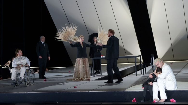 Samuel Levine (Edrisi), Alfred Reiter (Archbishop), Jane Archibald (Roxana), Marvic Monreal (Deaconess),  Nicholas Brownlee (Roger) & Gerard Schneider (Shepherd) with a member of the children's chorus