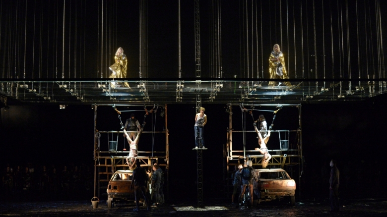<em>Jeanne d’Arc au bûcher</em> Elizabeth Reiter (Heilige Margarethe), Katharina Magiera (Heilige Katharina), Johanna Wokalek (Jeanne d'Arc; Bildmitte), Ensemble