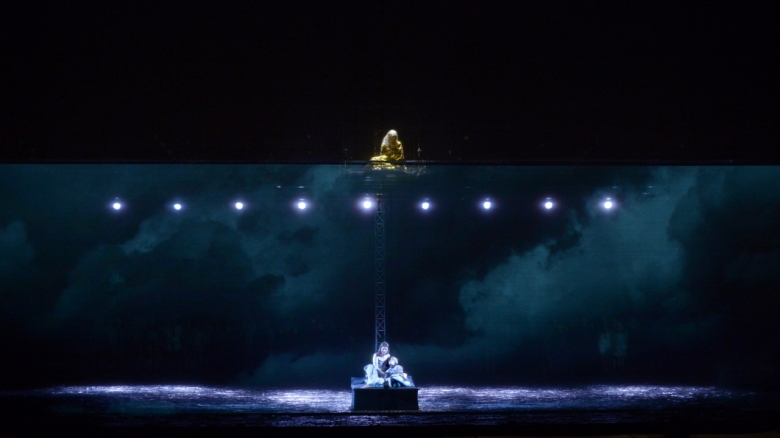 <em>La Damoiselle élue</em> Elizabeth Reiter (Die Auserwählte; oben), Katharina Magiera (Eine Erzählerin; unten links), Statistin der Oper Frankfurt