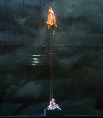 oben Elizabeth Reiter (Die Auserwählte), unten Katharina Magiera (Eine Erzählerin), Statistin der Oper Frankfurt