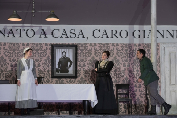 Florina Ilie (Ninetta), Marvic Monreal (Lucia), Francisco Brito (Giannetto; auch auf dem Bild)