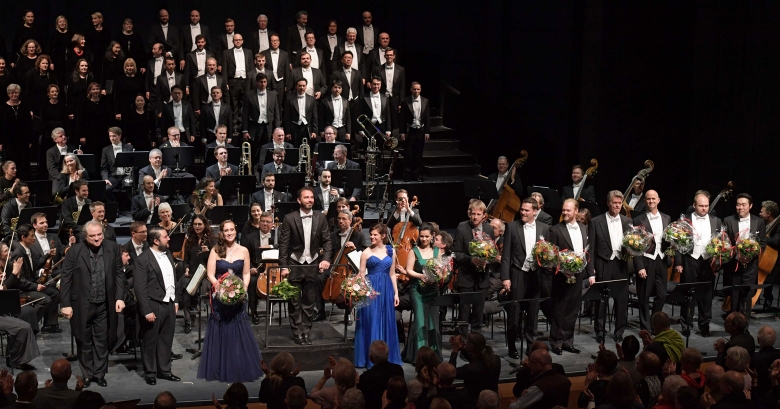 Željko Lučić (Giorgio Germont), Mario Chang (Alfredo Germont), Brenda Rae (Violetta Valéry), Francesco Lanzillotta (Musikalischer Leiter), Elizabeth Reiter (Annina), Nina Tarandek (Flora Bervoix), Tilman Michael (Chordirektor), Brandon Cedel (Marquis d’Ob