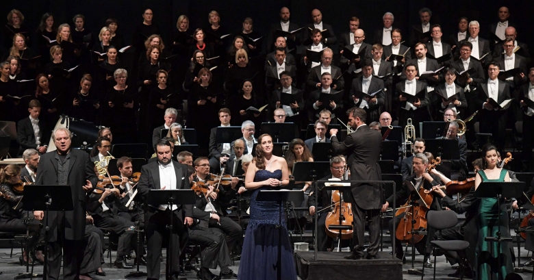 Željko Lučić (Giorgio Germont), Mario Chang (Alfredo Germont), Brenda Rae (Violetta Valéry), Francesco Lanzillotta (Musikalischer Leiter), Nina Tarandek (Flora Bervoix), Frankfurter Opern- und Museumsorchester, Chor der Oper Frankfurt