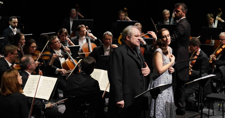 Željko Lučić (Giorgio Germont) und Brenda Rae (Violetta Valéry), Francesco Lanzillotta (Musikalischer Leiter), Frankfurter Opern- und Museumsorchester