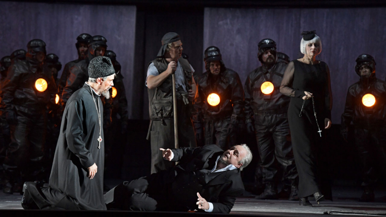 Alfred Reiter (Priest), Dmitry Belosselskiy (Boris Izmailov; lying down), Hans-Jürgen Lazar (3rd Foreman, with shovel) & Anja Kampe (Katerina Izmailova)