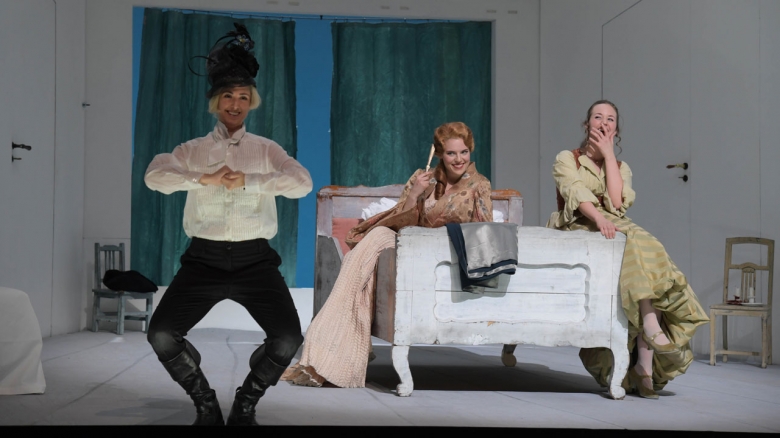 Cecelia Hall (Cherubino), Kirsten MacKinnon (Gräfin Almaviva), Angela Vallone (Susanna)