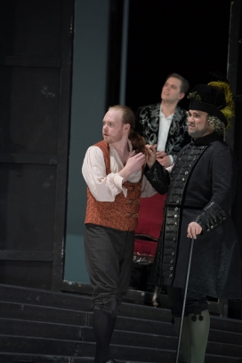 Iain MacNeil (Figaro), Iurii Samoilov (Graf Almaviva), Anthony Robin Schneider (Bartolo)