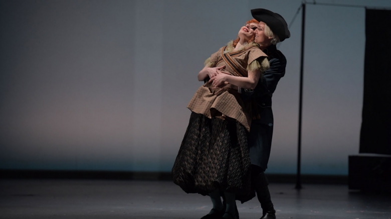 Florina Ilie (Barbarina), Cecelia Hall (Cherubino)