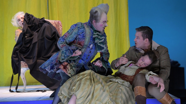 Cecelia Hall (Cherubino), Michael Petruccelli (Basilio), Angela Vallone (Susanna), Iurii Samoilov (Graf Almaviva)