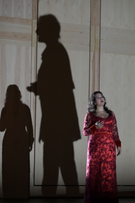 Adriana González (Countess) and her and Cerubino's shadows