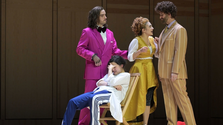 Mikołaj Trąbka (Graf Almaviva), Kelsey Lauritano (Cherubino; sitzend), Elena Villalón (Susanna), Michael McCown (Basilio)