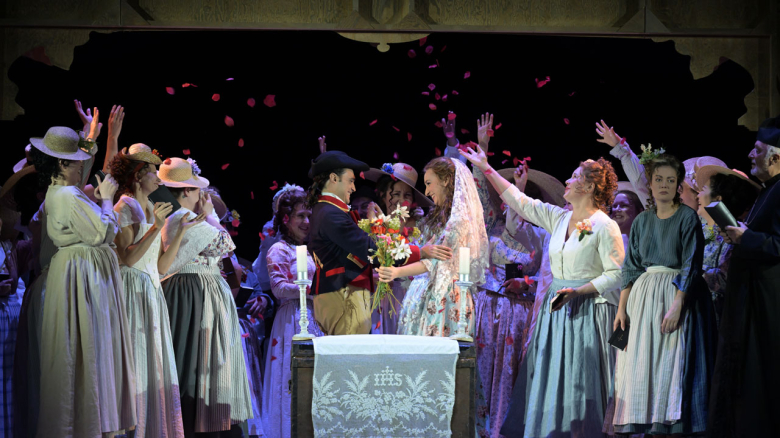 Bildmitte: Francesco Demuro (Chapelou), Frühere Besetzung (Madeleine), Ensemble, Chor der Oper Frankfurt