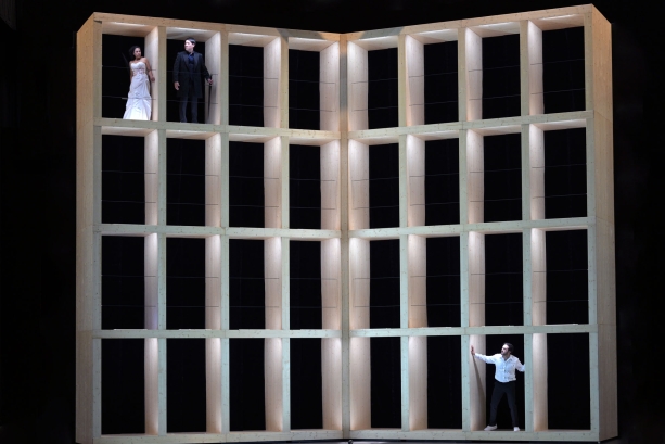 Juanita Lascarro (Iseut, die Blonde) und Kihwan Sim (König Marc), unten Rodrigo Porras Garulo (Tristan)